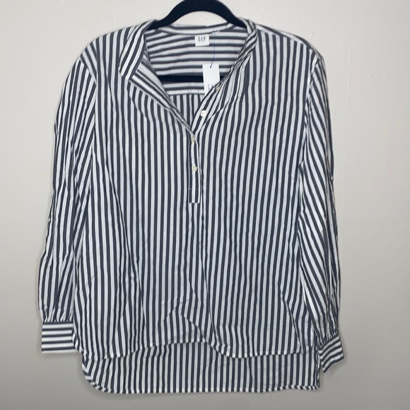 💫Trendy NWT Grey and white half button down long sleeved! - Picture 2 of 8